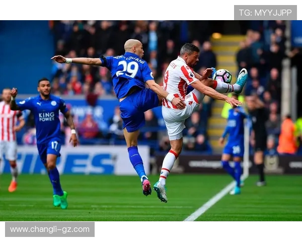 精彩对决再掀高潮 足球赛场比分背后隐藏的战术玄机与球员表现