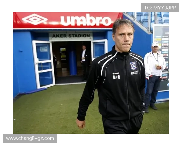 马尔科范巴斯滕的绿茵传奇与荷兰黄金时代的辉煌轨迹 马尔科范巴斯滕的绿茵传奇与荷兰黄金时代的辉煌轨迹